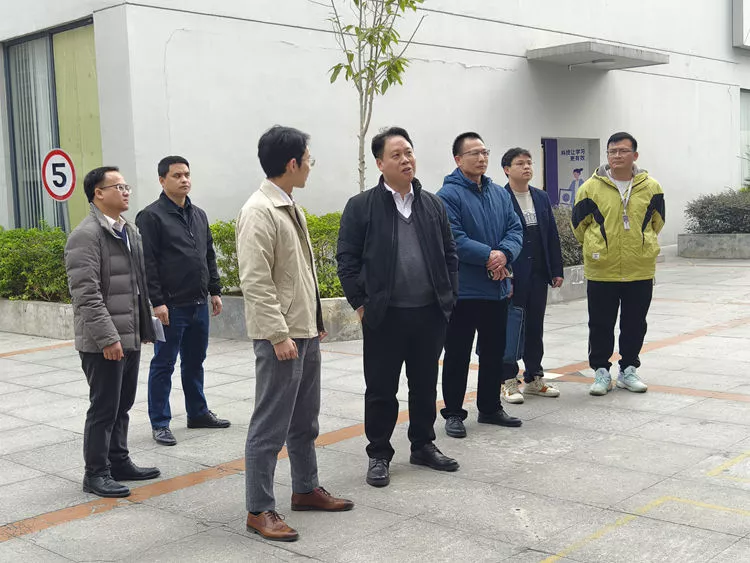 南宁八中核心团队到我校指导教育教学工作