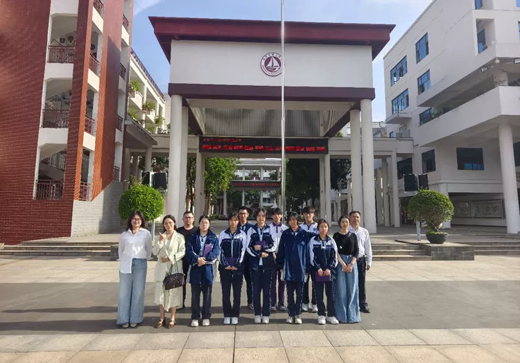 爱华学生进入八中学习