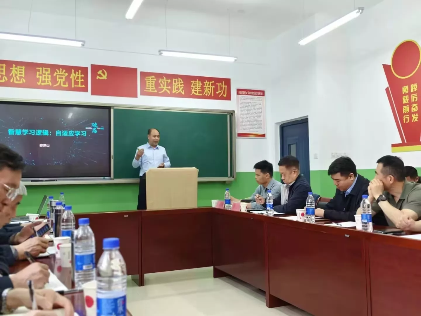 爱华领导团队到访衡水一中交流智慧课堂