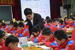 课堂上，罗杨展老师在耐心引导做练习题